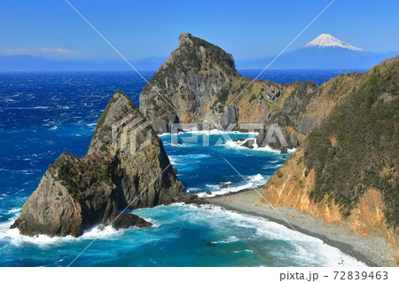 【静岡県】晴天下の千貫門と富士山 【静岡県】晴天下の千貫門と富士山 72839463