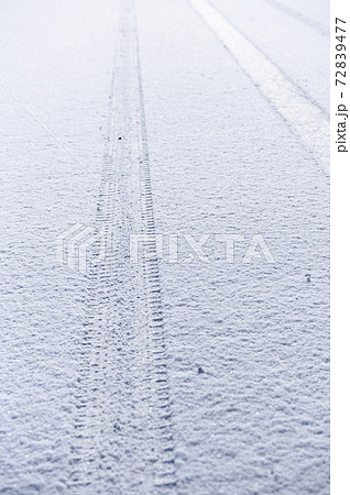 雪道に残るタイヤの跡 72839477