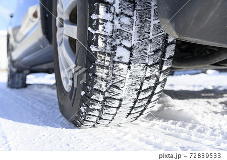 雪上のスタッドレスタイヤ 雪上のスタッドレスタイヤ 72839533