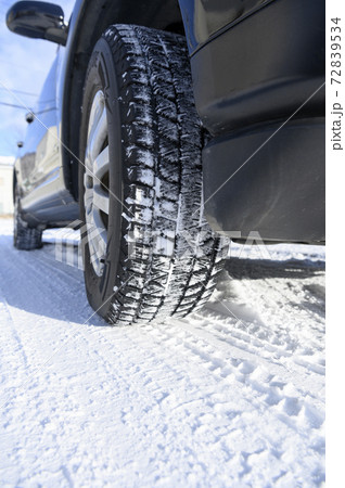 雪上のスタッドレスタイヤ 72839534
