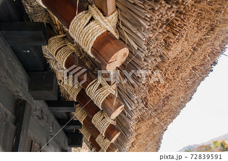 【白川郷 合掌造り集落の軒下 】 【白川郷 合掌造り集落の軒下 】 72839591