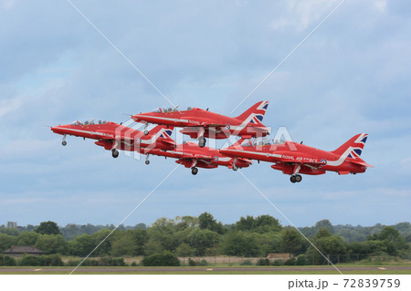 イギリス空軍レッドアローズ編隊離陸 72839759