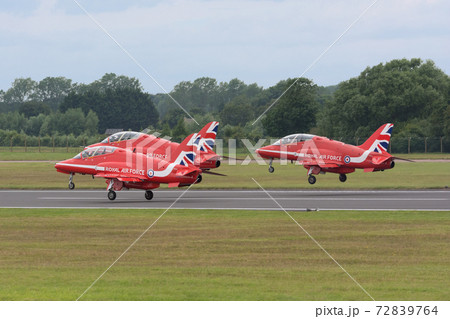 イギリス空軍レッドアローズ編隊離陸 72839764