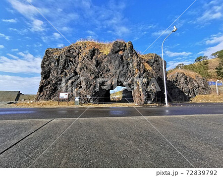 冬島の穴岩(北海道様似町) 冬島の穴岩(北海道様似町) 72839792