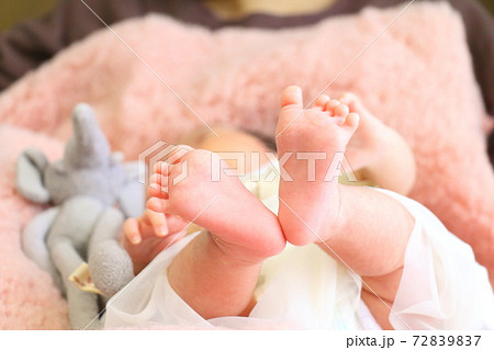 赤ちゃんの足のアップ画像 72839837