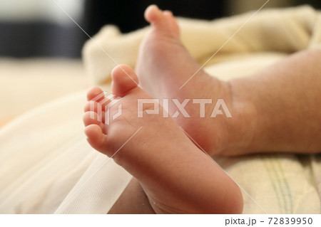 赤ちゃんの足のアップ画像 赤ちゃんの足のアップ画像 72839950