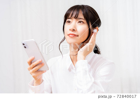 スマホで音楽を聴く若い女性 スマホで音楽を聴く若い女性 72840017
