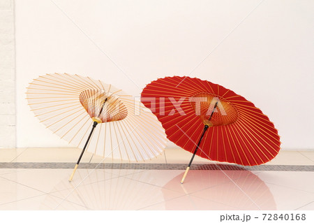 紅白の和傘を白バックで撮影した画像 の写真素材 [72840168] - PIXTA
