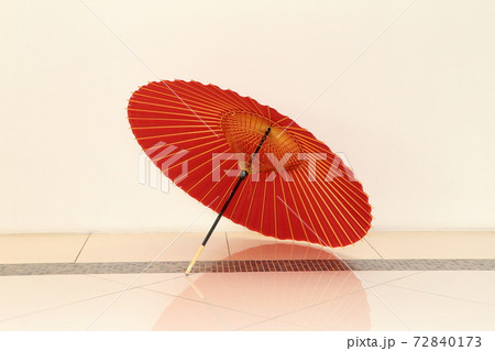 赤い和傘を白バックで撮影した画像 72840173