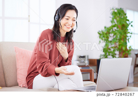 リビングでテレワークをするミドルの女性 72840267