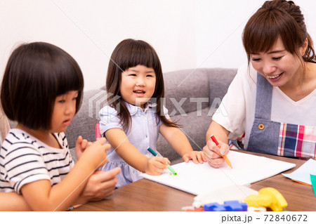 子供と遊ぶ保育士 72840672