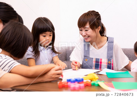 子供と遊ぶ保育士 子供と遊ぶ保育士 72840673