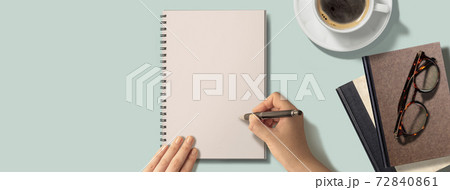 テーブル上で書き物をしているイメージビジュアル 72840861