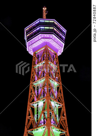 綺麗な虹色にライトアップされた博多ポートタワー 72840887