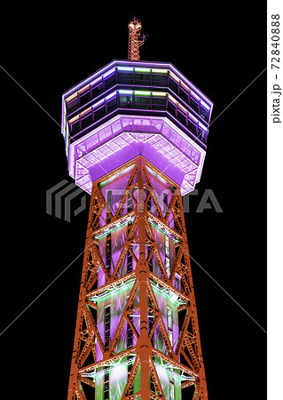綺麗な虹色にライトアップされた博多ポートタワー 72840888