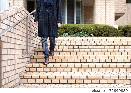 レンガの階段の降りる若い女性【冬】 72840889