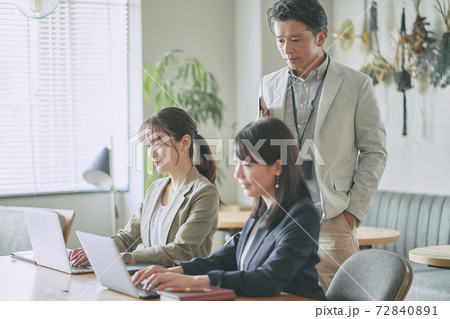 ビジネス　上司と部下 72840891