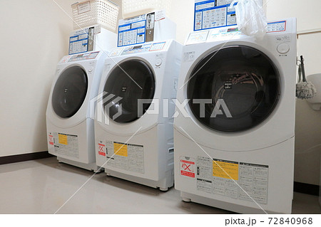 コインランドリーの風景 72840968