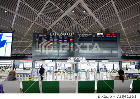 コロナ禍の成田空港第一ターミナル内の国際線出国ゲート 72841261
