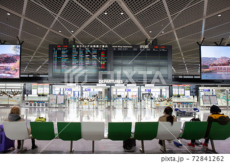 コロナ禍の成田空港第一ターミナル内の国際線出国ゲート コロナ禍の成田空港第一ターミナル内の国際線出国ゲート 72841262