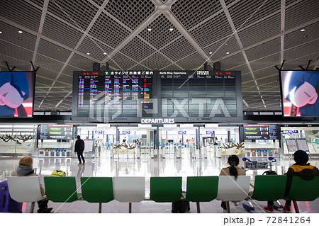 コロナ禍の成田空港第一ターミナル内の国際線出国ゲート コロナ禍の成田空港第一ターミナル内の国際線出国ゲート 72841264