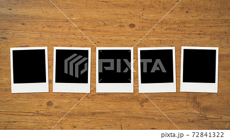 テーブルの上に並べたポラロイド写真 72841322