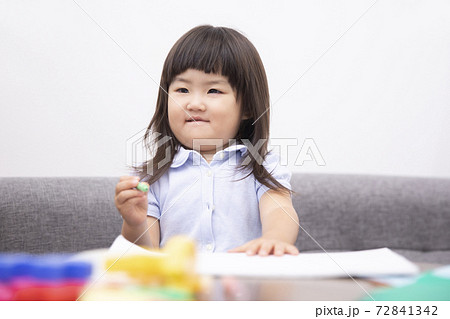 画用紙に何か書く女の子 画用紙に何か書く女の子 72841342