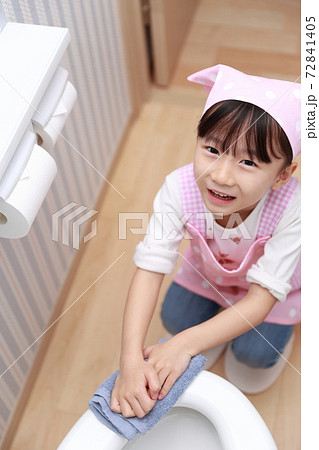 トイレ掃除を手伝う5歳の女の子の写真素材
