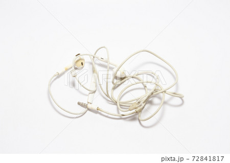 Headphones that have been used before are dirty 72841817
