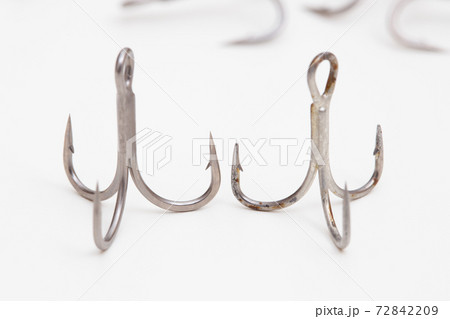 丸くなったトレブルフックの針先と新品の針先をクローズアップ　　 72842209