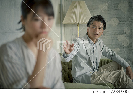 夫婦喧嘩 72842302