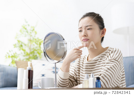 若い女性　スキンケア　悩む 72842341