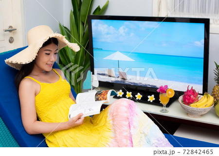 夏の読書のイメージ 本を読む女性 夏の読書のイメージ 本を読む女性 72842465
