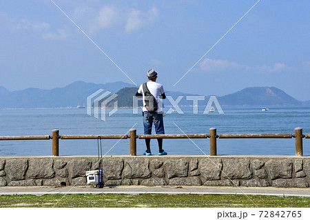 岸壁で海釣りの写真素材 72842765 Pixta