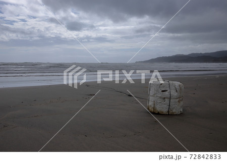 海岸に打ち寄せられた大きなゴミ(大岐海岸 高知県土佐清水市) 海岸に打ち寄せられた大きなゴミ(大岐海岸 高知県土佐清水市) 72842833