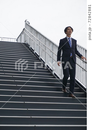 ビジネスマン　若手経営者　ビジネスイメージ 72842881