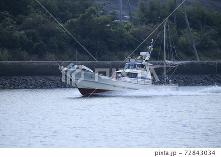 大牟田市　三池港　帰港する釣船、 72843034
