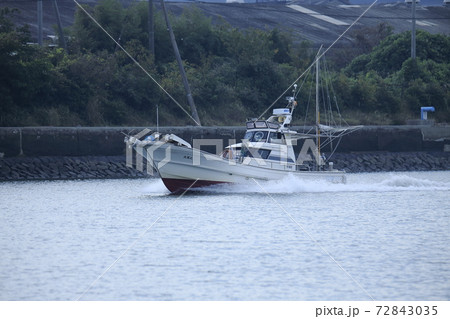大牟田市　三池港　帰港する釣船、 72843035