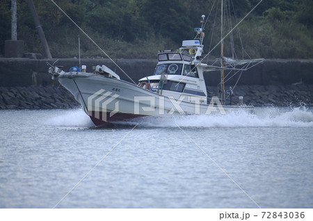 大牟田市　三池港　帰港する釣船、 72843036
