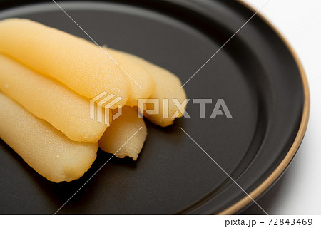お皿に盛り付けた数の子 お皿に盛り付けた数の子 72843469