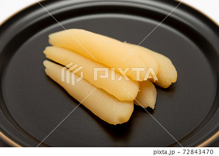 お皿に盛り付けた数の子 72843470