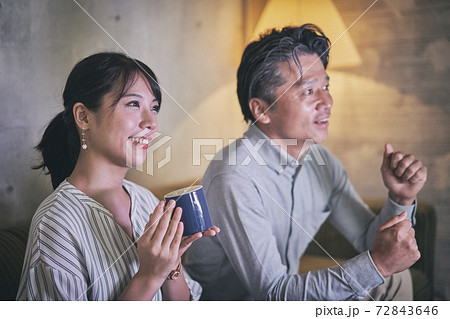 夫婦でテレビ観戦　自宅 72843646