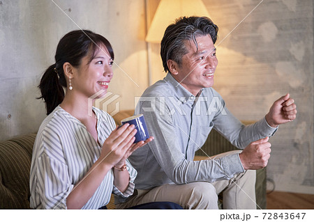 夫婦でテレビ観戦 自宅 夫婦でテレビ観戦 自宅 72843647