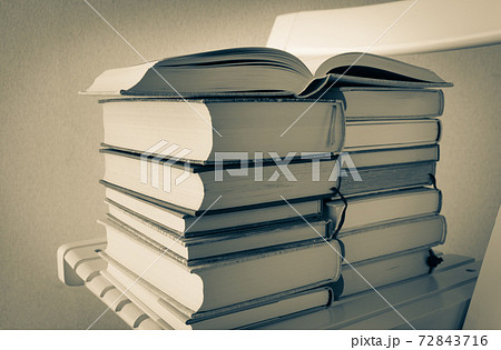 椅子に積んだ本　読書　小説　書籍　出版物　積読　図書　ハードカバー 72843716