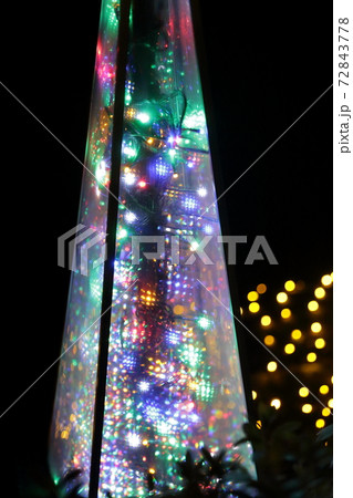 光を放つイルミネーションのオブジェ（なばなの里 三重県）の写真素材