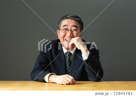 ビジネスマン 笑顔 ビジネスマン 笑顔 72843783