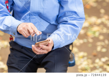 ブランコでスマホを見る男性 パーツ ブランコでスマホを見る男性 パーツ 72844139