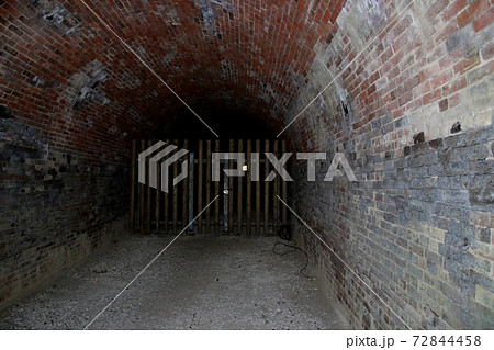 明治のトンネル(鐘ヶ坂遂道)を 丹波市柏原側から望む 明治のトンネル(鐘ヶ坂遂道)を 丹波市柏原側から望む 72844458