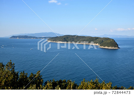 友ヶ島(手前から地ノ島、沖ノ島、その向こうが淡路島) 72844473