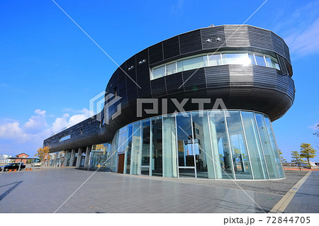 【愛媛県】晴天下のみなと交流センター「はーばりー」 72844705